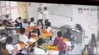 حمله یک دانش آموز با چاقو به معلم خود+ فیلم