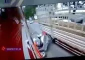 نجات معجزه آسای سرنشینان یک خودرو پس از مچاله شدنش/ فیلم