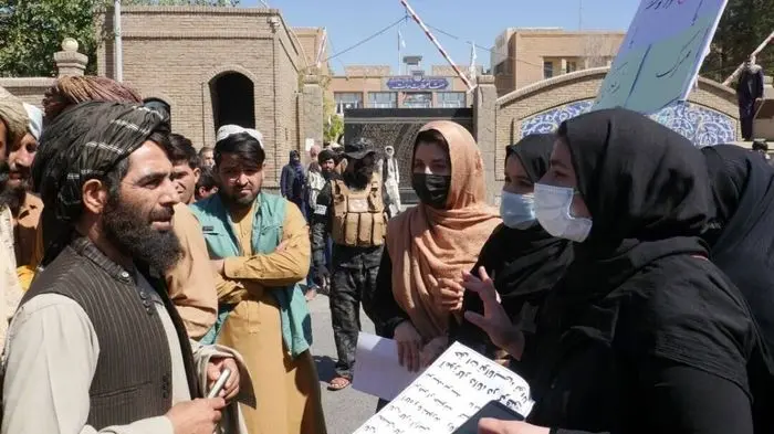 تجمع زنان افغان علیه طالبان در خیابان‌ها

