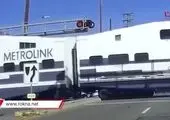 تصادف وحشتناک خودرو با قطار + فیلم