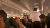 سقوط  قسمتی از سقف هواپیما! +‌فیلم