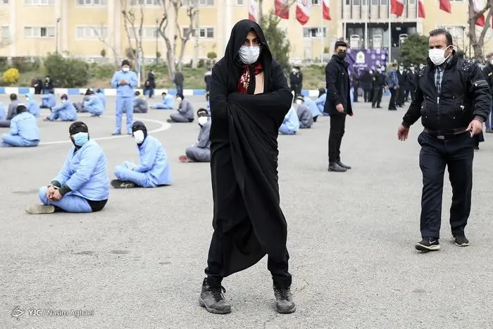 یکی از اوباش تهران با پوشش زنانه دستگیر شد+عکس