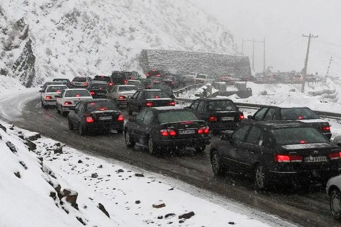 بارش برف آزادراه تهران شمال را مسدود کرد