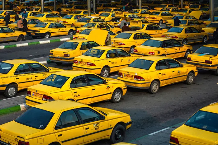 ابتکار راننده تاکسی اهوازی برای فرار از کرونا+فیلم