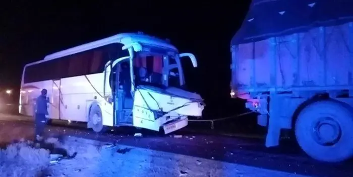۳۵ کشته و زخمی در تصادف اتوبوس با کامیون
