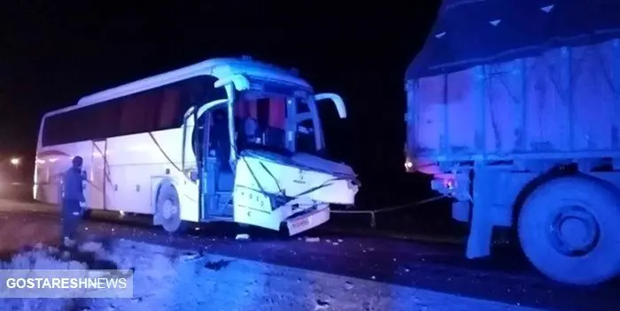 ۳۵ کشته و زخمی در تصادف اتوبوس با کامیون