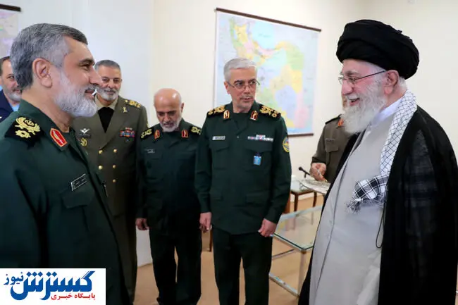 اعطای نشان فتح توسط فرمانده کل قوا به سردار حاجیزاده