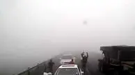 برخورد وحشتناک کامیون با چند خودرو در هوای مه آلود