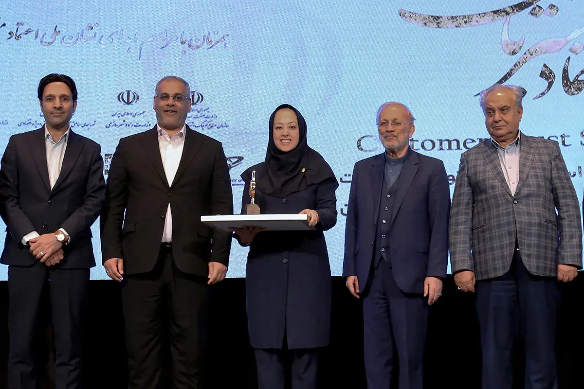 تداوم موفقیت روابط عمومی بانک پاسارگاد با کسب نشان زرین برترین روابط عمومی دانشمحور و نوآور در صنعت بانکداری ایران