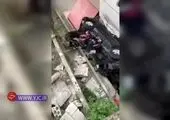کار گروهی برای نجات یک سرنشین از خودروی در حال سقوط + فیلم