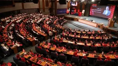 تجلیل از کارکنان شرکت آروا در همایش "با هم در مسیر موفقیت"