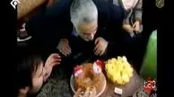 آرزوی سردار سلیمانی هنگام فوت کردن شمع تولد در جمع خانواده + فیلم
