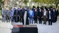  اقامه نماز رهبر انقلاب بر پیکر همسر شهید مطهری