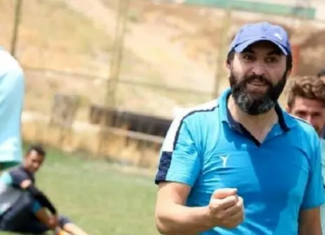 اتفاقی عجیب در فوتبال تهران؛ کمک داور کت شلواری!