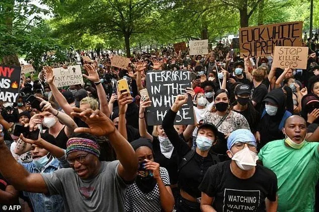 اروپایی‌ها در حمایت از سیاهپوستان آمریکایی دست به تظاهرات زدند+فیلم