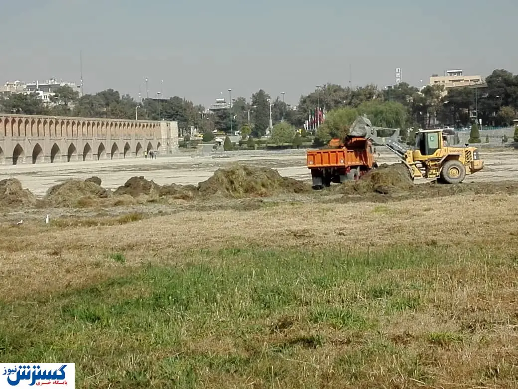 ​پاکسازی بستر زاینده رود با کمک ۴۰۰ نیروی شهرداری