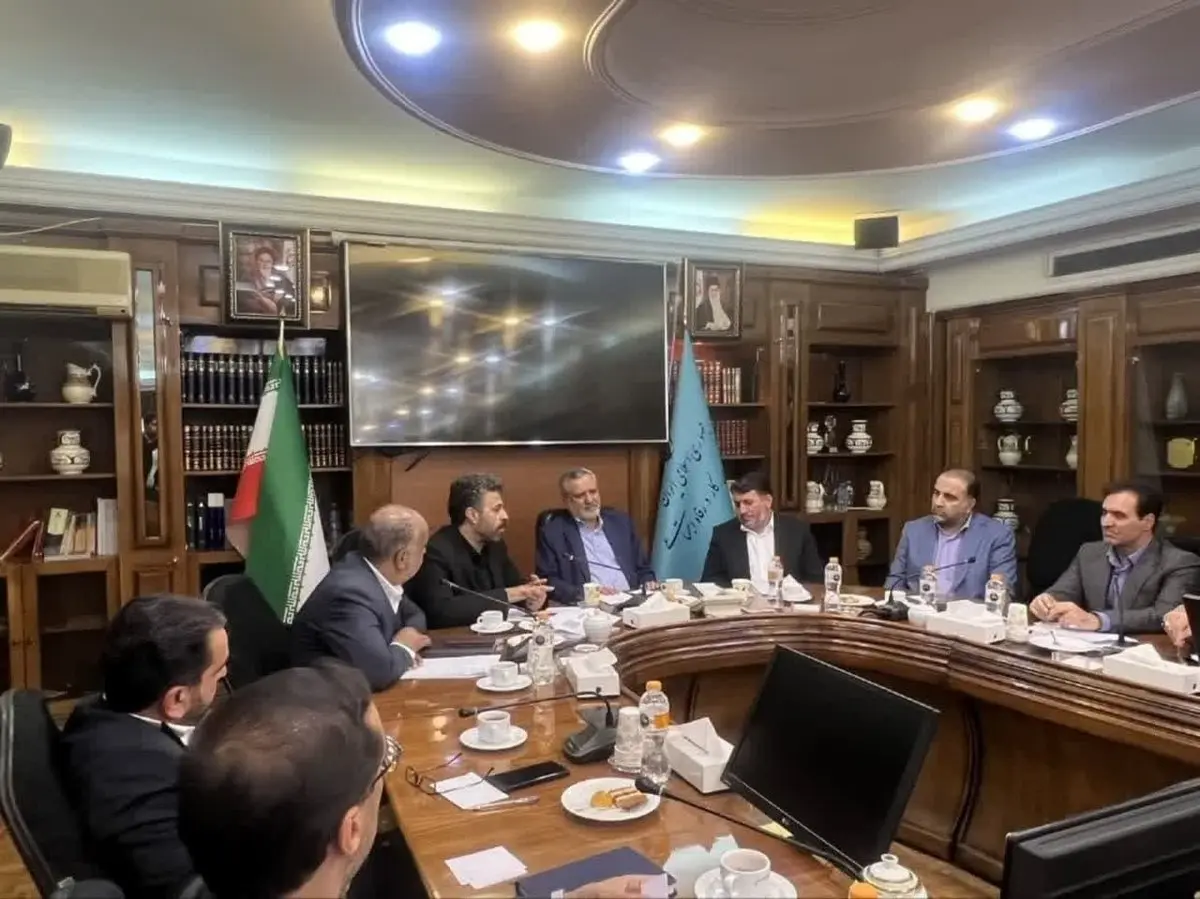 برگزاری جلسه راهبردهای توسعه شرکت سنگ آهن مرکزی ایران در دفتر وزیر 

