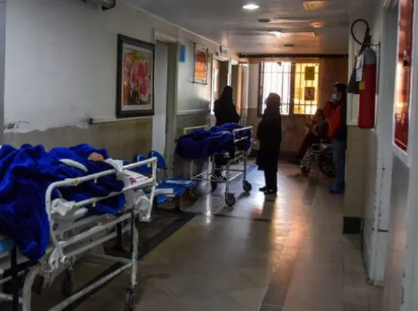 بستری بیماران کرونایی در راهروهای بیمارستان + عکس