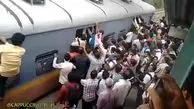 یک روز عادی در ایستگاه قطاری در بمبئی هند