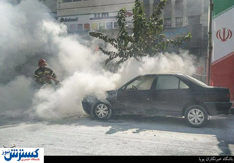 تصاویر / آتش گرفتن پژو ۴۰۵ در خیابان پیروزی تهران