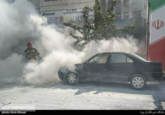 تصاویر / آتش‌ گرفتن پژو ۴۰۵ در خیابان پیروزی تهران