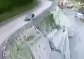 فیلمی از له شدن خودرو و زنده ماندن راننده