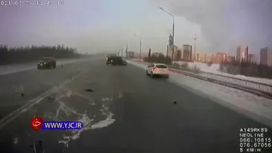 باز شدن ناگهانی کاپوت یک خودرو حادثه آفرید + فیلم