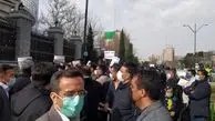 اعتراض کارگران بالا گرفت/ تجمع در برابر مجلس+عکس