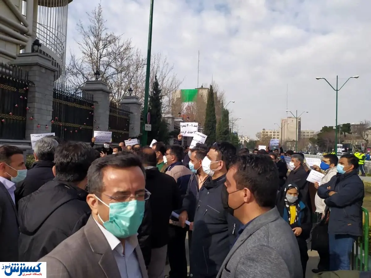 اعتراض کارگران بالا گرفت/ تجمع در برابر مجلس+عکس