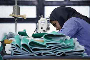 شکاف بزرگ در بازار کار ایران؛  زنان ایرانی کمتر حقوق می‌گیرند